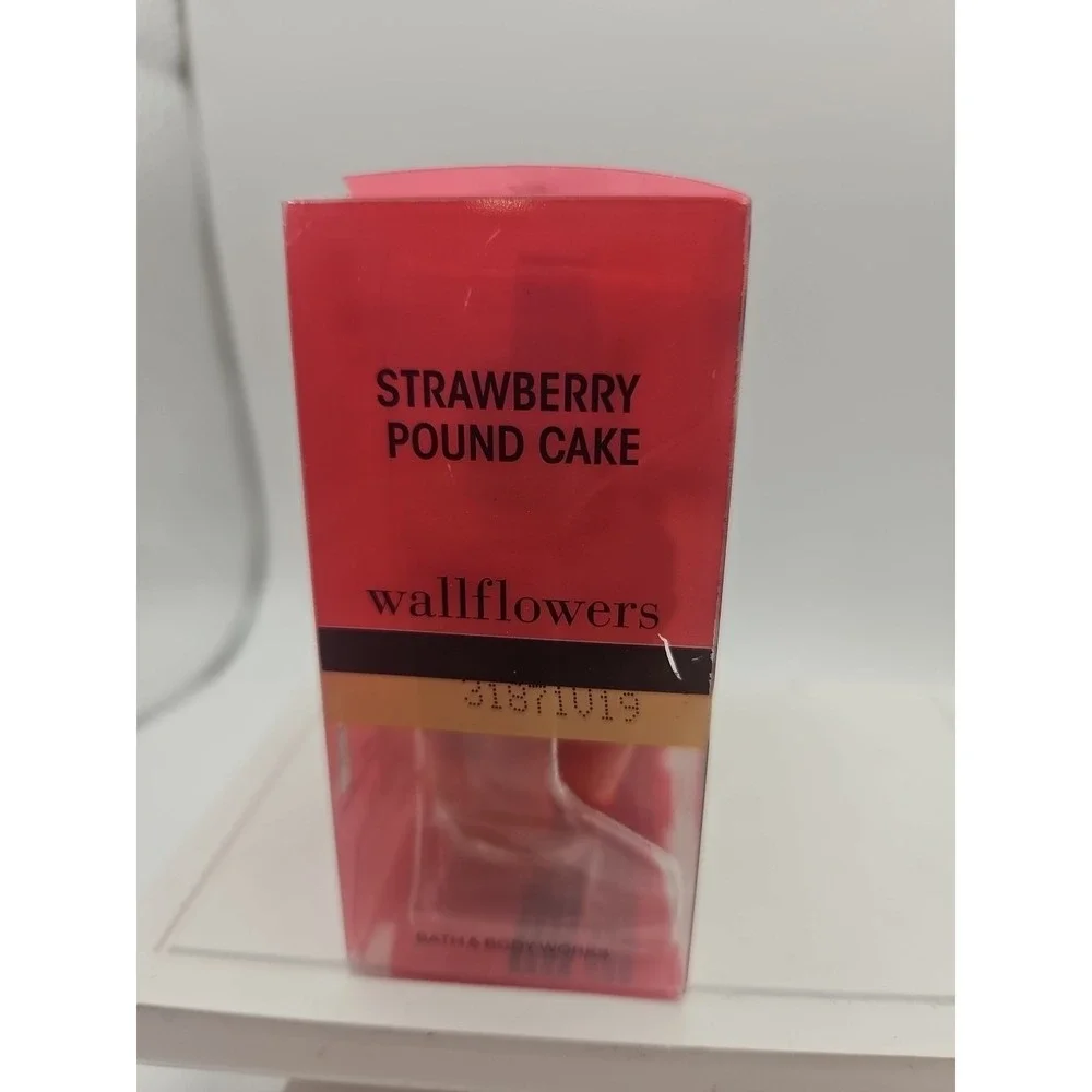 Bath & Body Works Strawberry Pound Cake Wallflowers Refills‎ 0.8oz 2pack